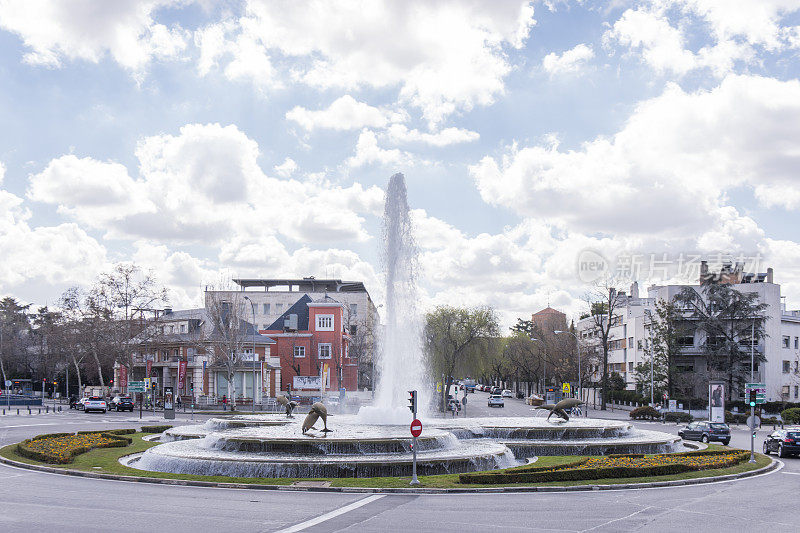 位于西班牙马德里市的阿根廷共和国广场(Plaza de la República Argentina Republic Square)的喷泉。